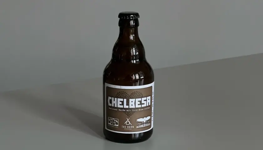 Eine braune Flasche mit dem Etikett "CHELBESA Berliner Weiße mit Cold Brew Coffee". Eine von vielen spannenden Berliner Weisse Sorten.