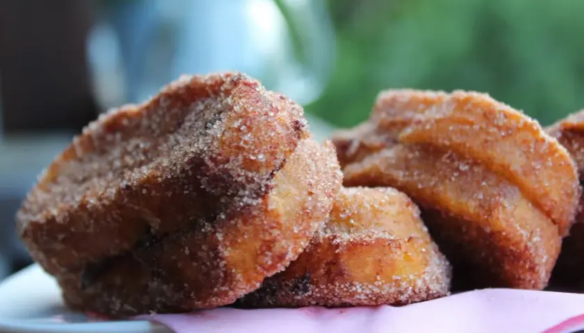 Leckere Zwetschgenbavesen, goldbraun frittiert und in Zucker-Zimt gewälzt. Ein süßer Genuss, der nach Omas zwetschgenbavesen rezept duftet.