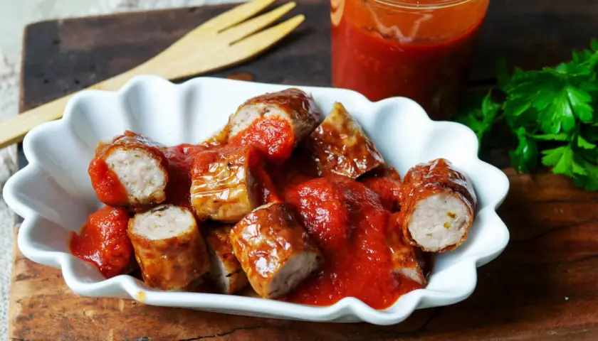 Eine Portion Currywurst mit Pommes, übergossen mit einer würzigen Sauce. Ein Klassiker, der immer schmeckt!