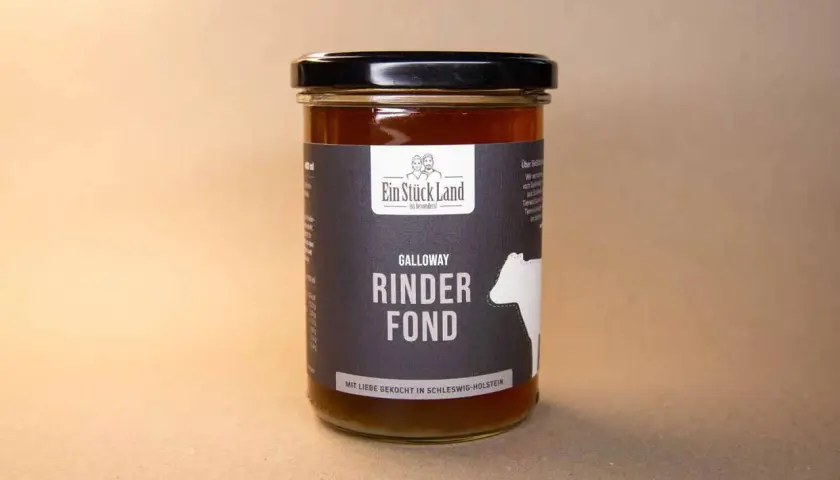 Glas mit Galloway Rinder Fond von "Ein Stück Land". Dieser Rinderfond wird mit Liebe in Schleswig-Holstein gekocht.