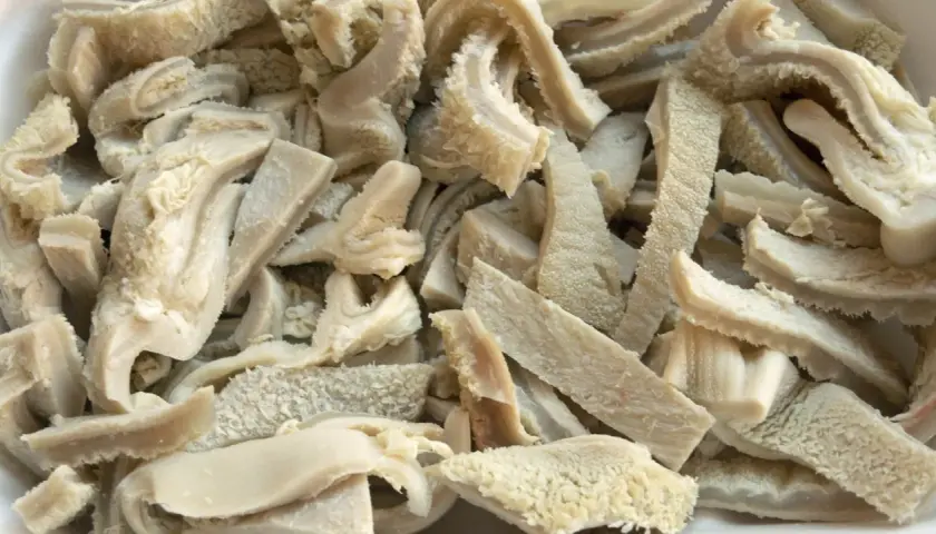 Ein Haufen vorbereiteter Kutteln, bereit für ein leckeres rezept kutteln gebraten.