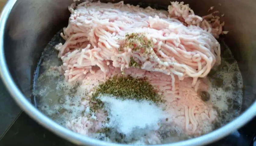 Hackfleisch in einem Topf mit Gewürzen und Salz, bereit, die Flomen auszulassen.