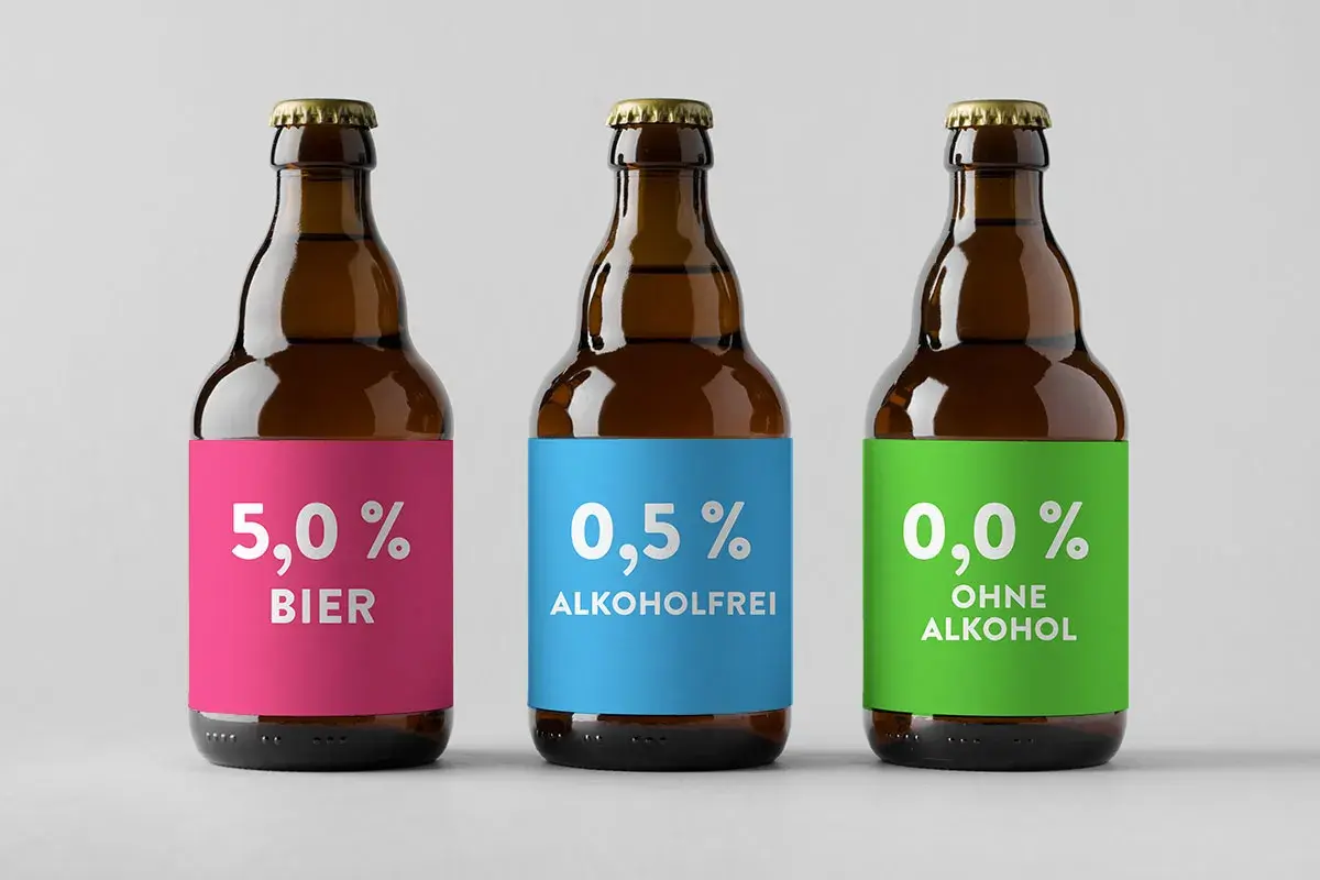 Drei Bierflaschen: 5,0% Bier, 0,5% alkoholfrei und 0,0% ohne Alkohol.