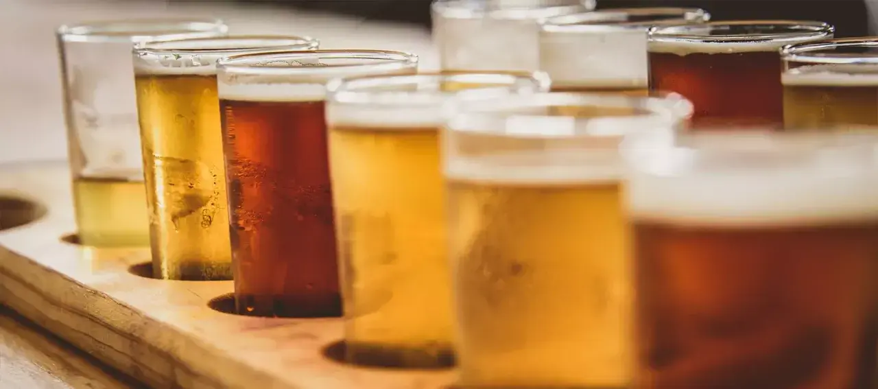 Bierprobe mit verschiedenen Sorten, von hellem Lager bis dunklem Ale. Ein Genuss für Bierliebhaber, die die Vielfalt der 35 ibu hopfung erleben möchten.