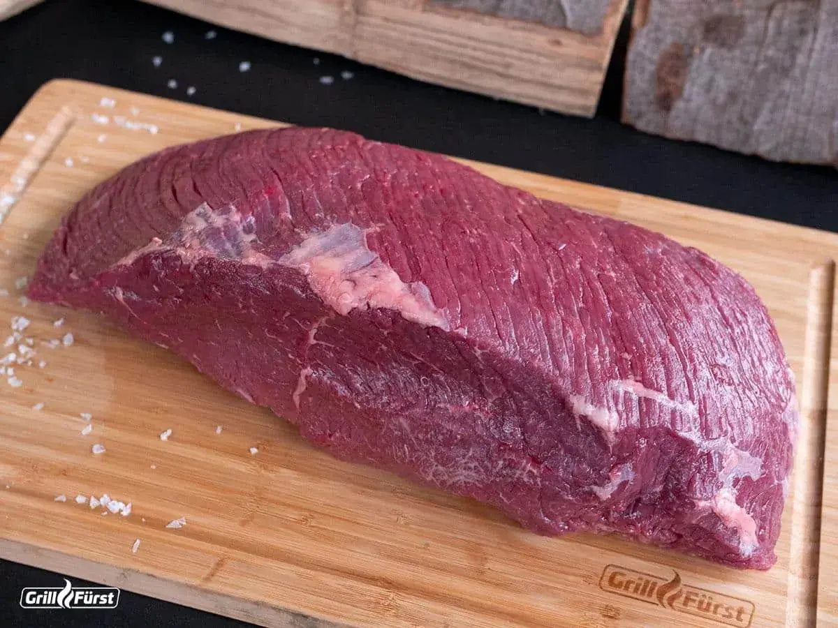 Rohes Rinderfleisch, ideal für Sauerbraten. Dieses Stück vom Rind wartet darauf, mariniert und zu einem köstlichen Gericht verarbeitet zu werden.