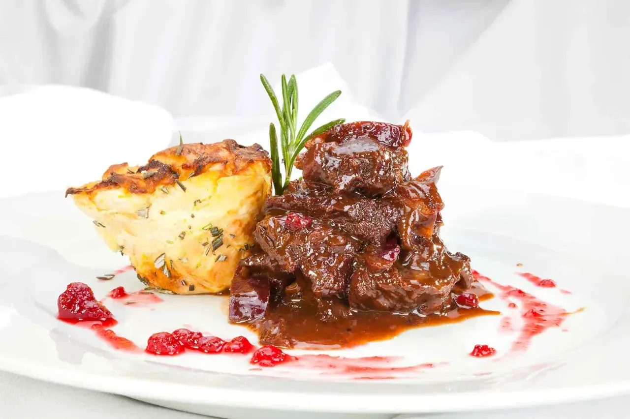 Deftiges Gulasch mit Preiselbeeren und Kartoffelgratin. Einfache reh rezepte für ein festliches Essen.