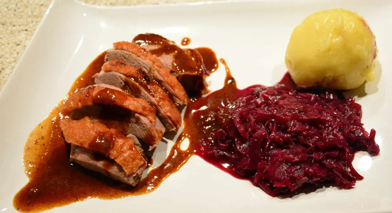 Gegrillte Entenbrust mit Rotkohl und Klößen, übergossen mit einer köstlichen Entensauce. Ein perfektes Rezept für ein festliches Mahl.