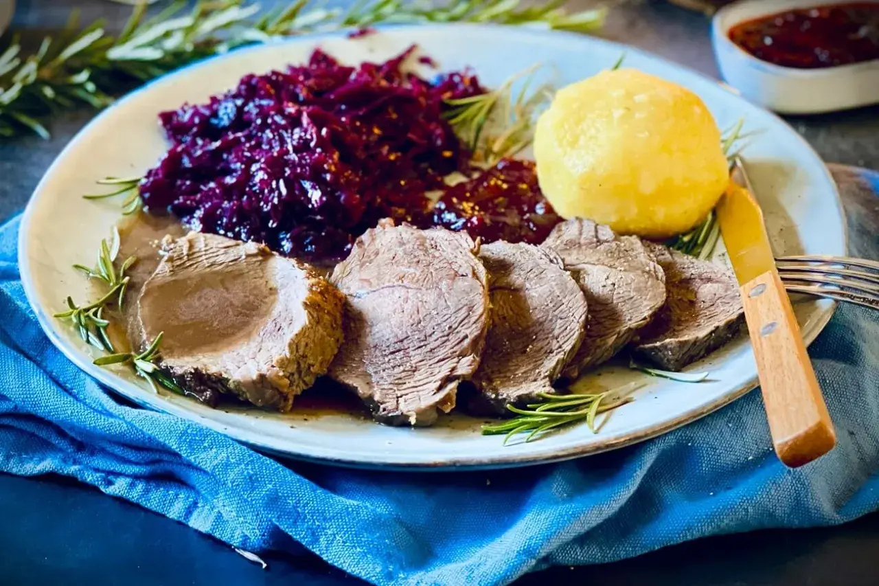 Saftiger Rinderbraten, 1,5 kg, wie lange schmoren? Dazu Rotkohl und Klöße.