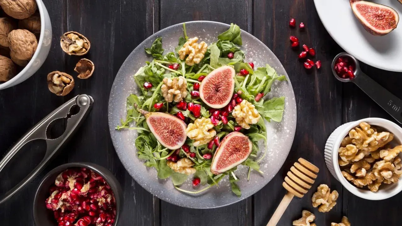 Salat mit Feigen, Granatapfelkernen und Walnüssen. Perfekt für leckere Walnuss Rezepte.