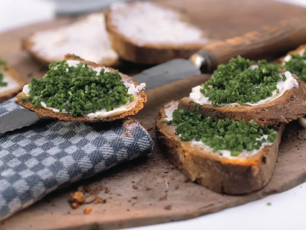 Schnittlauchcreme auf rustikalem Brot, garniert mit frischem Schnittlauch. Ein Genuss für jeden Tag.