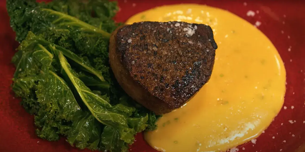Ein zartes Stück Fleisch mit cremiger Sauce Hollandaise und Grünkohl. Ein Klassiker unter den Rezepten mit Sauce Hollandaise und Fleisch.