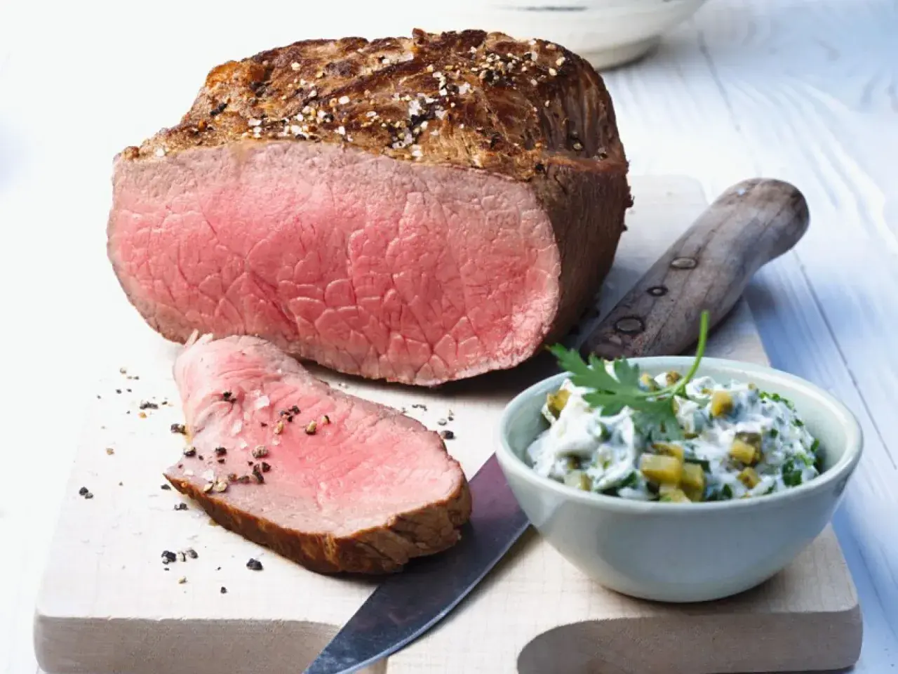 Saftiges Roastbeef mit einer cremigen Remoulade, garniert mit Petersilie. Perfekt für ein festliches Mahl.