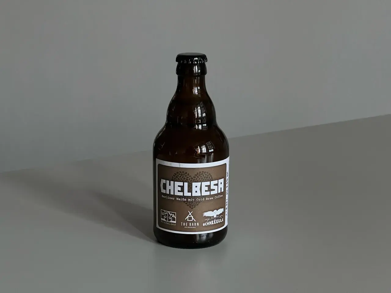 Eine braune Flasche mit dem Etikett "CHELBESA Berliner Weiße mit Cold Brew Coffee". Eine von vielen spannenden Berliner Weisse Sorten.