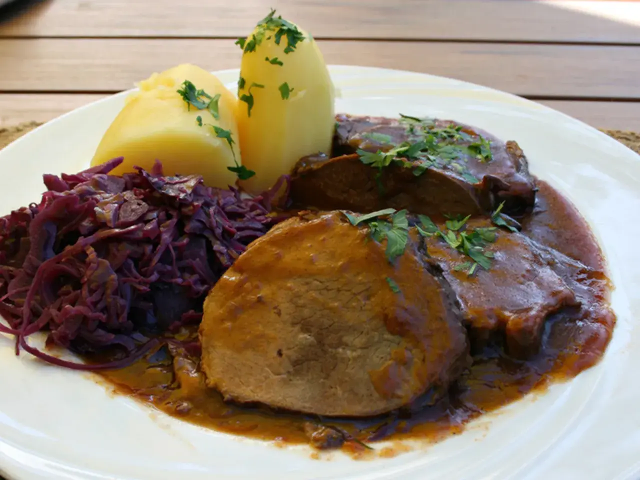 Schmorbraten vom Hirsch, zart und saftig, mit Salzkartoffeln und Rotkohl. Ein klassisches Rezept für Hirschbraten geschmort.