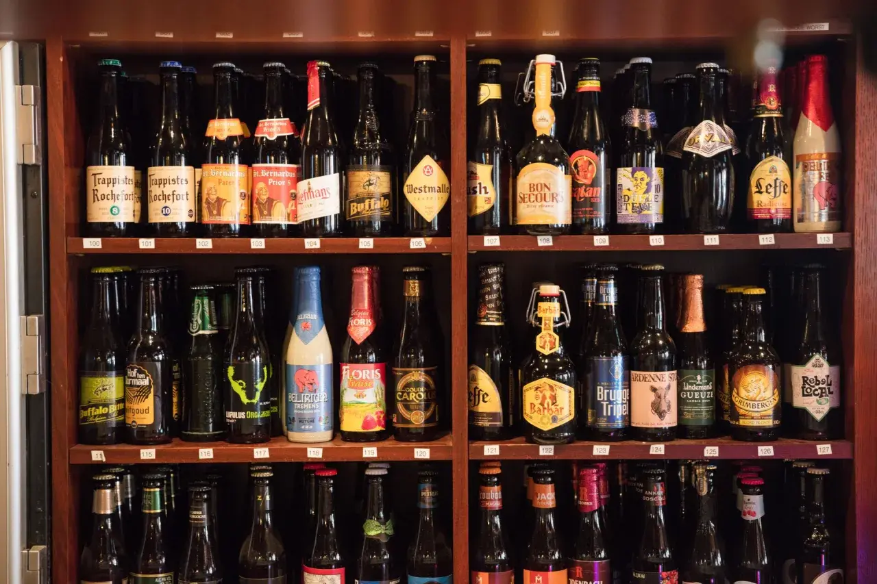 Regal voller belgisches Bier: Trappisten, Lambic und mehr. Ein Paradies für Bierliebhaber!
