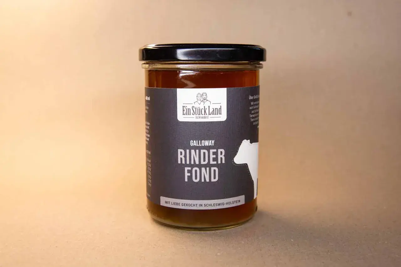 Glas mit Galloway Rinder Fond von "Ein Stück Land". Dieser Rinderfond wird mit Liebe in Schleswig-Holstein gekocht.