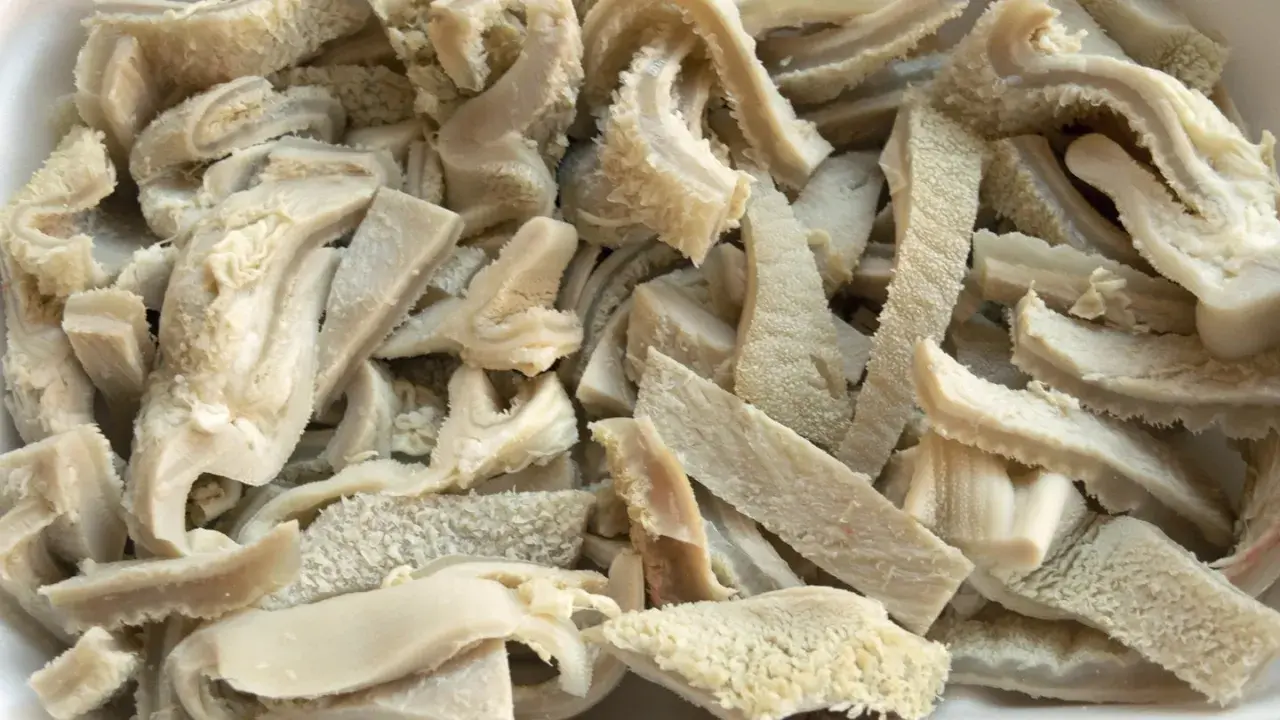 Ein Haufen vorbereiteter Kutteln, bereit für ein leckeres rezept kutteln gebraten.