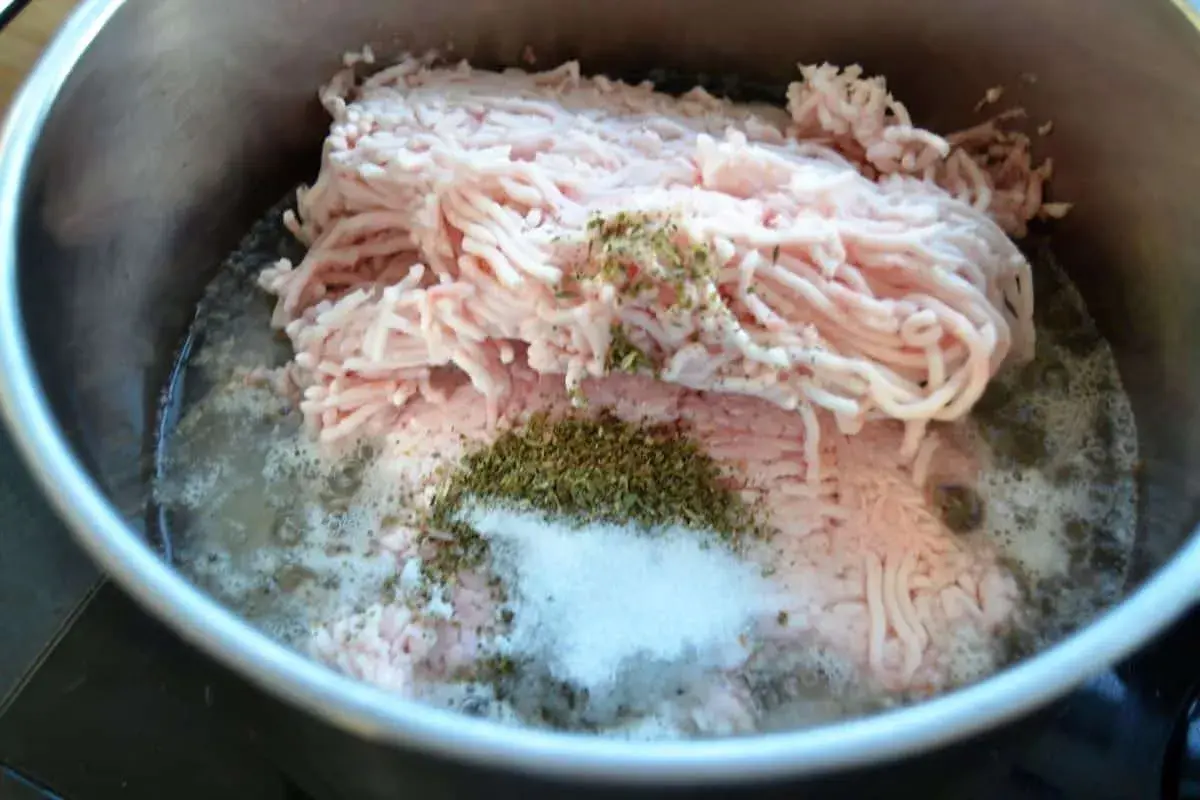 Hackfleisch in einem Topf mit Gewürzen und Salz, bereit, die Flomen auszulassen.