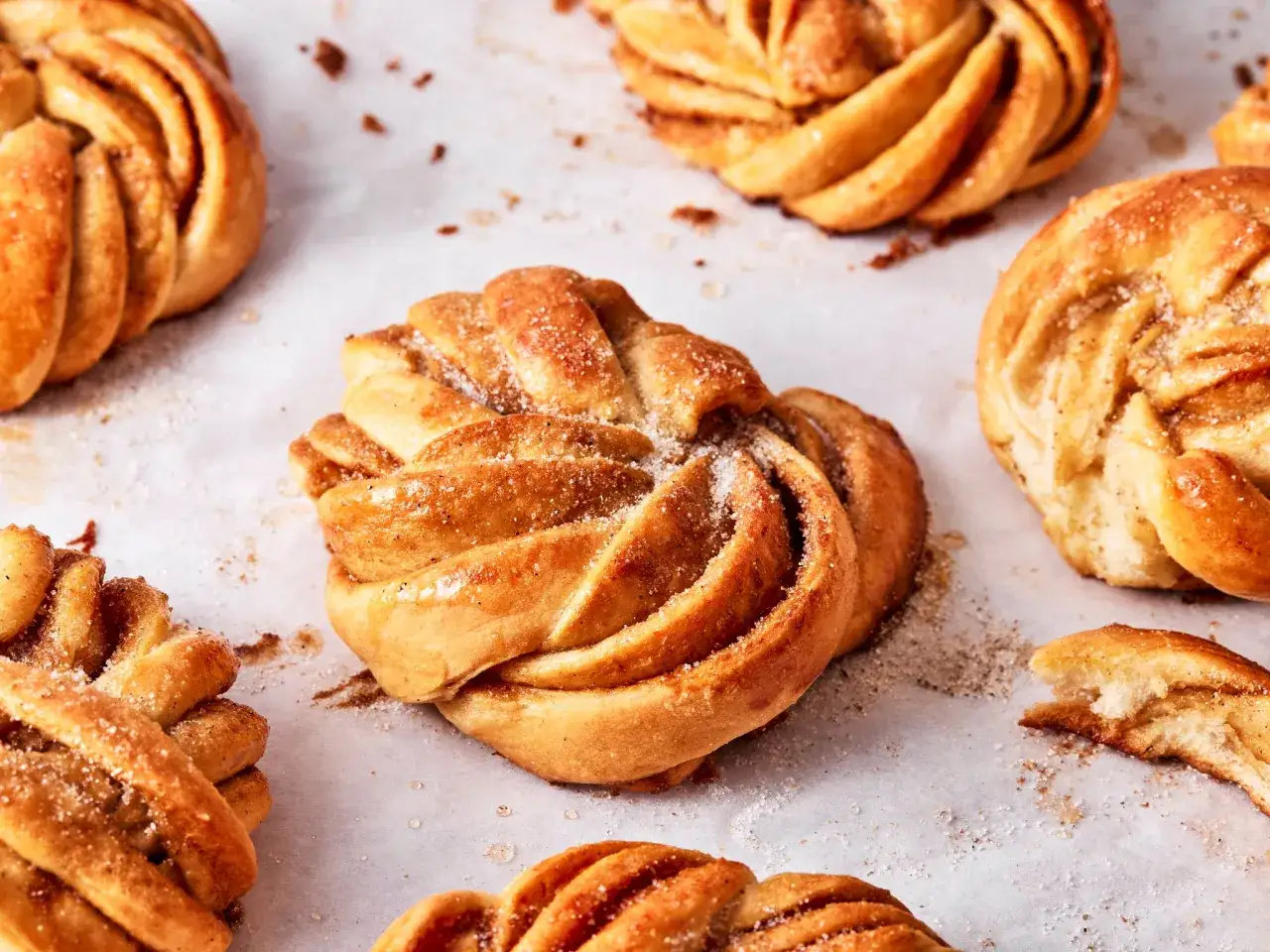 Goldbraune Kardamomschnecken, bestreut mit Zucker und Zimt, duften verführerisch. Ein Genuss für Augen und Gaumen.