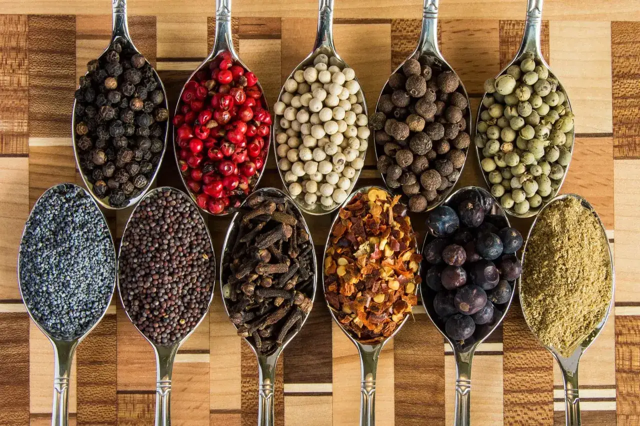L&ouml;ffel mit Gew&uuml;rzen: Pfeffer, rosa Beeren, wei&szlig;e & gr&uuml;ne Pfefferk&ouml;rner, Piment, Mohn, Senfk&ouml;rner, Nelken, Chiliflocken, Wacholderbeeren & gemahlener Koriander. Perfekt f&uuml;r eine Bier Infusion.