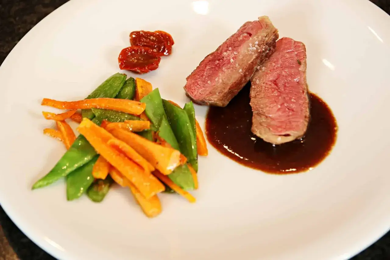 Zartes Rindersteak mit Gem&uuml;se und einer dunklen Sauce. Ein einfaches dunkle sauce rezept f&uuml;r ein k&ouml;stliches Gericht.