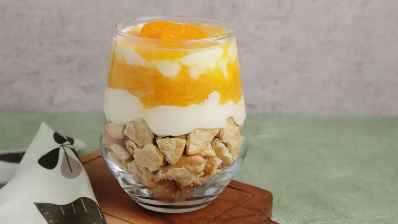 Schichtdessert im Glas mit zerbröselten Keksen, cremiger Schicht und fruchtigem Topping. Eine einfache Schmandcreme, die Lust auf mehr macht.