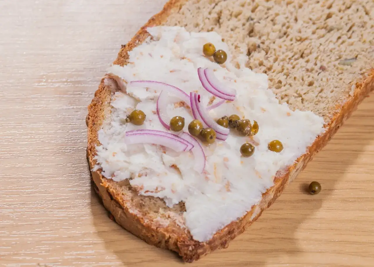 Brot mit Griebenschmalz, Zwiebelringen und Kapern. Ein einfaches Griebenschmalz Rezept, das man schnell zubereiten kann.