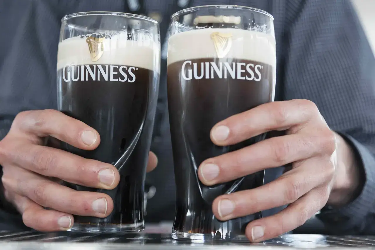 Zwei Gl&auml;ser Guinness mit cremigem Schaum. Wer sich fragt, wie viele Guinness Kalorien ein Pint hat, findet hier die Antwort.