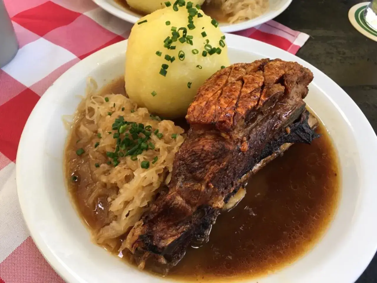 Deftig gebratenes Schweinefleisch mit Kn&ouml;del und Sauerkraut, dazu eine dunkle So&szlig;e, perfekt zu einem amber ale.