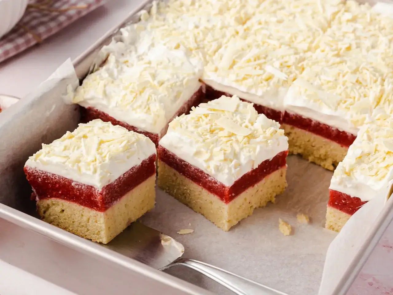 Saftige Landfrauen Kuchen vom Blech mit fruchtiger F&uuml;llung und wei&szlig;er Schokolade.