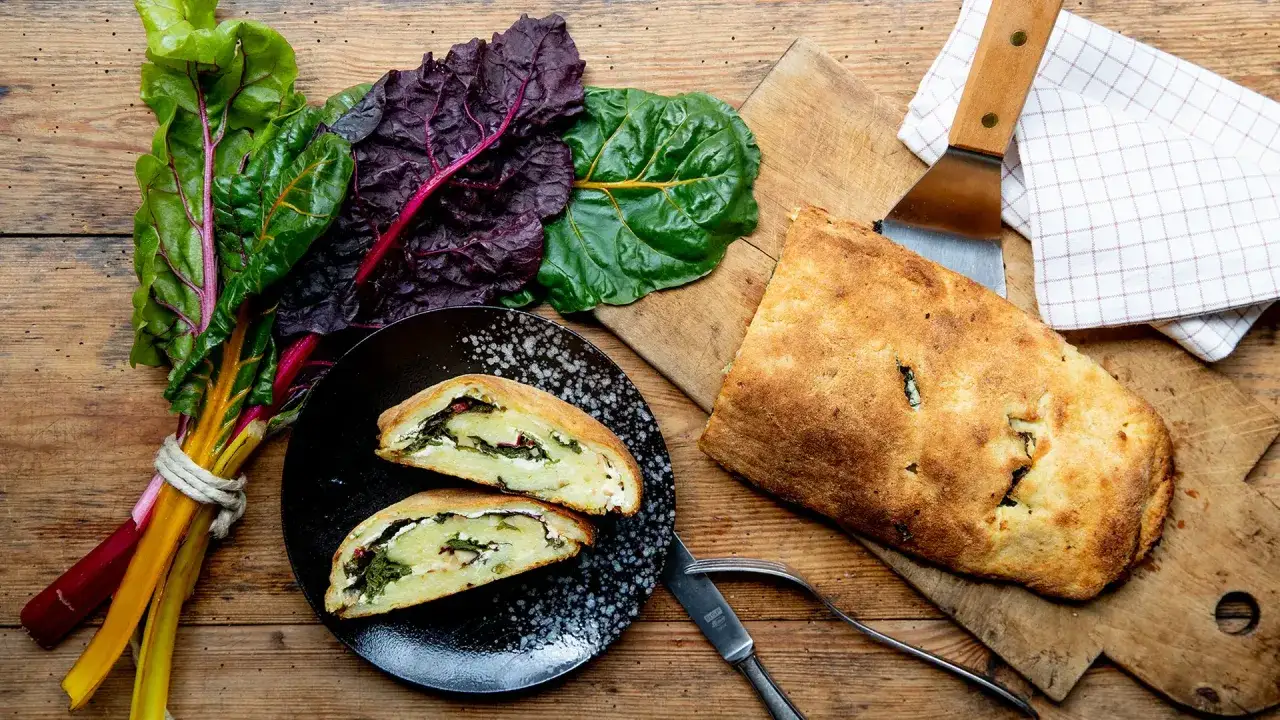 Bunter Mangold und ein goldbrauner Strudel, bereit für ein köstliches Mangold-Rezept.
