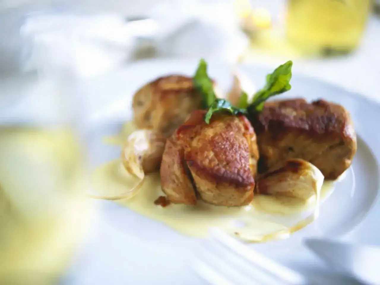 Zarte Fleischst&uuml;cke mit cremiger Sauce Hollandaise, ein Klassiker der Rezepte mit Sauce Hollandaise und Fleisch.