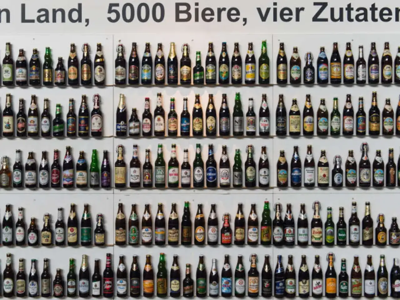 Regale voller Bierflaschen, ein Zeugnis des deutschen Reinheitsgebots.
