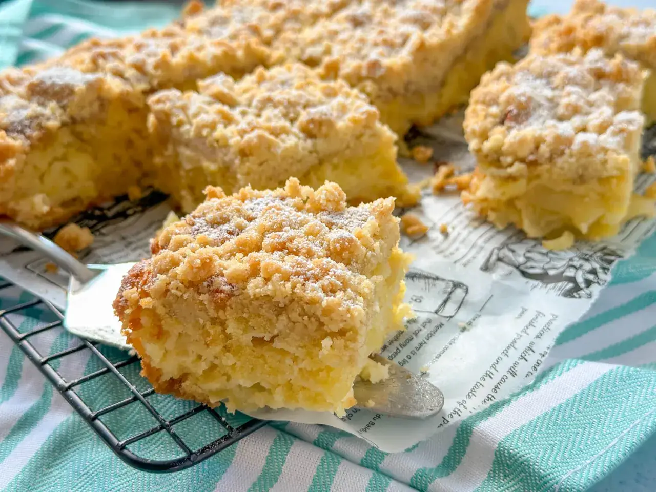Saftiger Apfelkuchen mit Boskop-Äpfeln und knuspriger Streuseldecke, bestäubt mit Puderzucker.