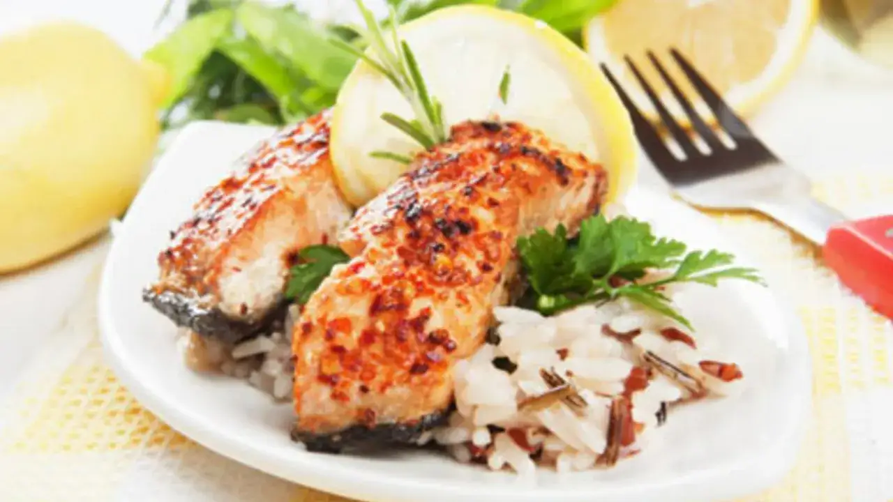 Gebratener Lachs mit Reis und Zitrone, eine k&ouml;stliche Alternative zu Fleisch am Aschermittwoch.