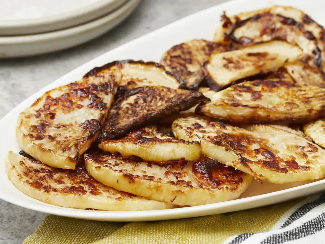 Gebratene Kohlrabischeiben mit karamellisierten R&auml;ndern. Perfekt f&uuml;r die Kochzeit Kohlrabi.