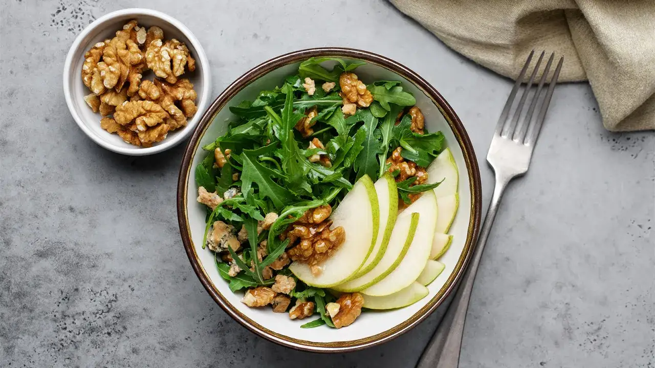 Salat mit Rucola, Birnenspalten und Waln&uuml;ssen. Perfekt f&uuml;r leckere Walnuss Rezepte.
