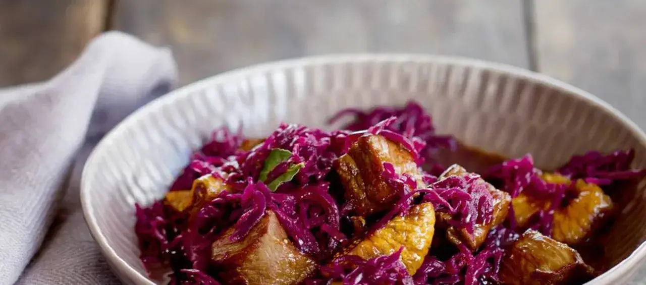 Herzhaftes Gericht mit zartem Fleisch und Rotkohl. Ein einfaches rotkohl rezept, das jedem schmeckt.