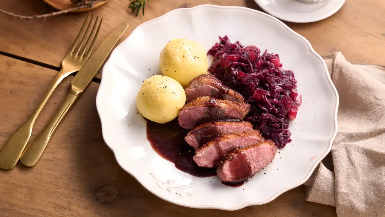 Gegrillte Entenbrust mit Klößen und Rotkohl, übergossen mit einer köstlichen Entensauce. Ein Festmahl, das nach einem einfachen Entensauce Rezept verlangt.
