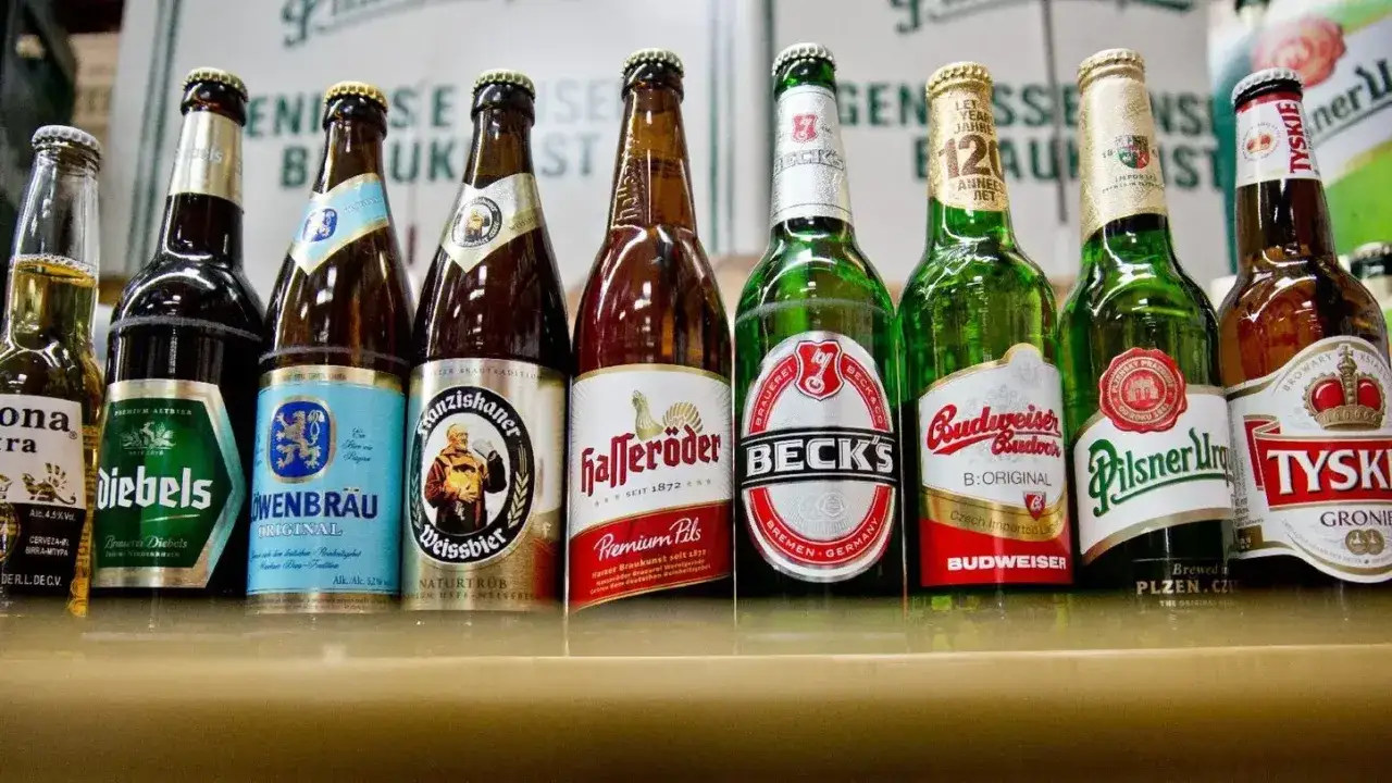 Eine Reihe von Bierflaschen, die die Vielfalt der deutschen Biere zeigt. Wie viele Biersorten es in Deutschland gibt, ist schwer zu sagen, aber diese Auswahl ist ein guter Anfang!