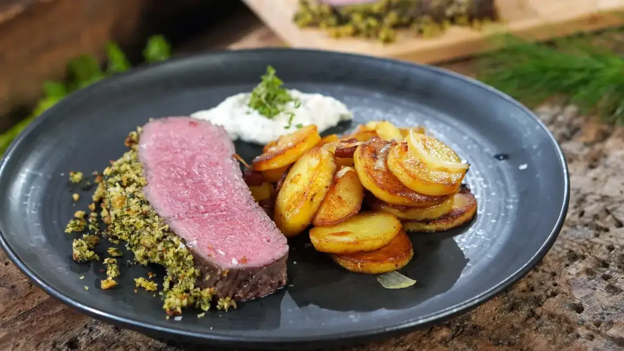 Saftiges Roastbeef mit knuspriger Kruste, dazu Bratkartoffeln und ein Klecks Remoulade. Ein Genuss!