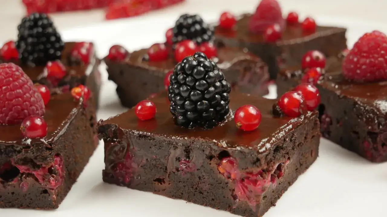 Saftige Brownies mit Beeren, ein k&ouml;stliches brownie rezept ohne schokolade, garniert mit Brombeeren und Johannisbeeren.