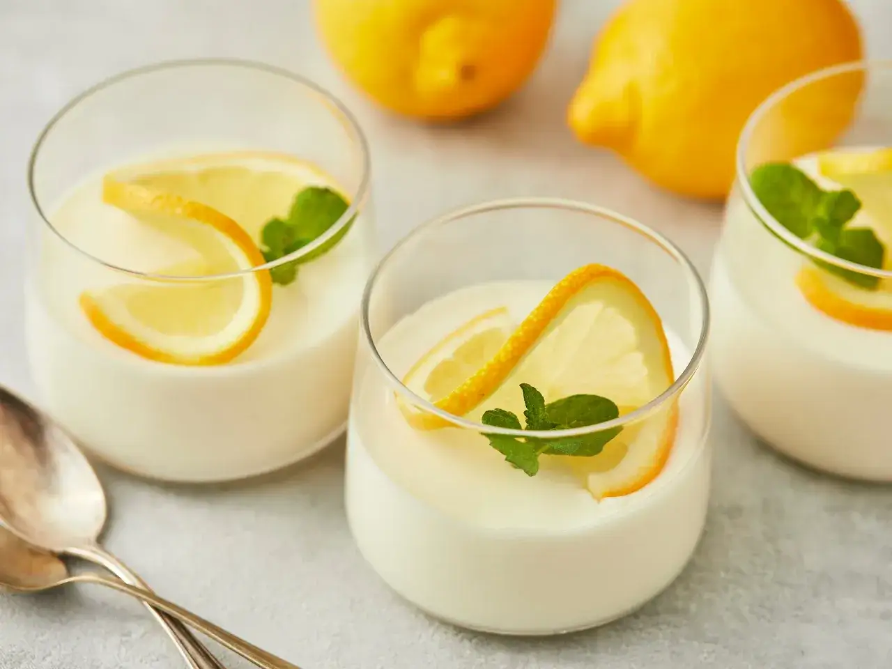 Erfrischendes Dessert mit Zitronenscheiben und Minze. Perfekt, um sour creme selber machen zu lernen und zu genießen.