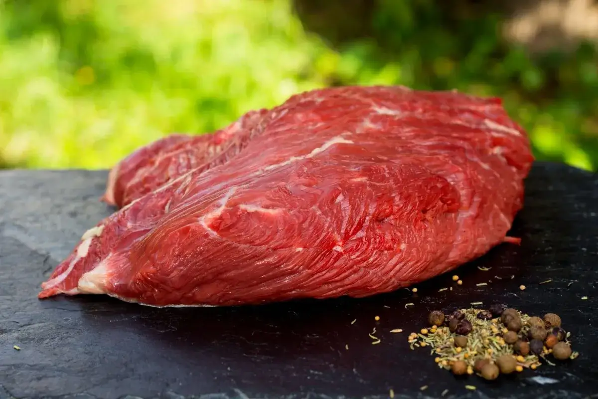 Rohes Rindfleisch, ideal f&uuml;r einen herzhaften Sauerbraten. Dieses Fleisch vom Rind ist perfekt f&uuml;r die Marinade.