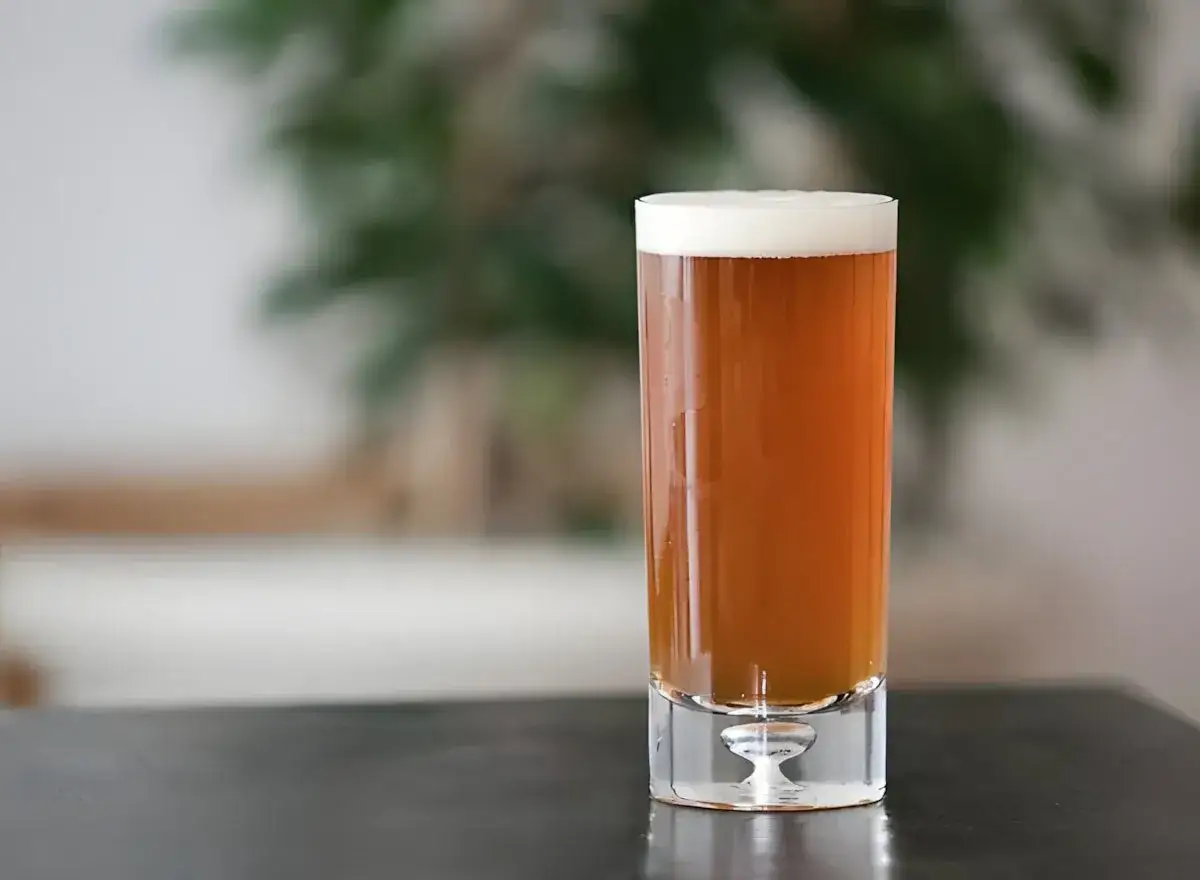 Ein Glas bernsteinfarbenes Pale Ale mit wei&szlig;em Schaum. Perfekt f&uuml;r ein selbstgebrautes Pale Ale Rezept.