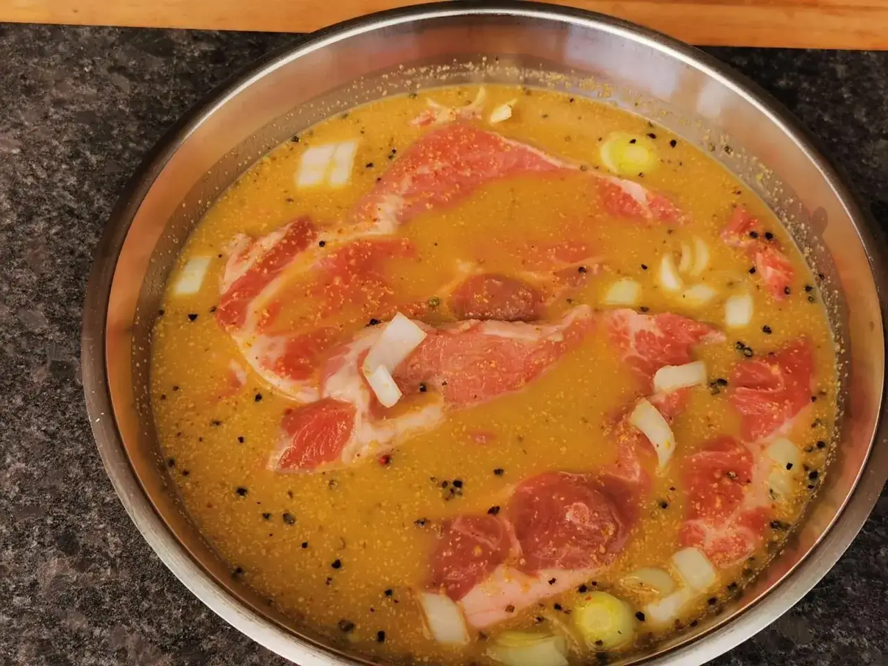 Fleisch einlegen zum Grillen: zarte Scheiben in einer w&uuml;rzigen Marinade aus Bier, Zwiebeln und Gew&uuml;rzen.