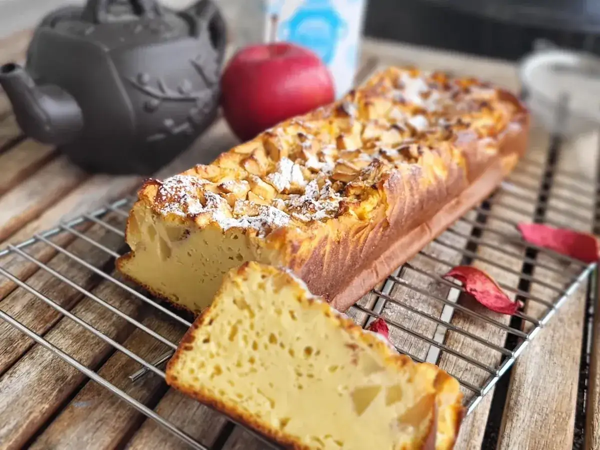 Saftiger Apfelkuchen aus der Kastenform, mit Quark gebacken und mit Puderzucker best&auml;ubt.