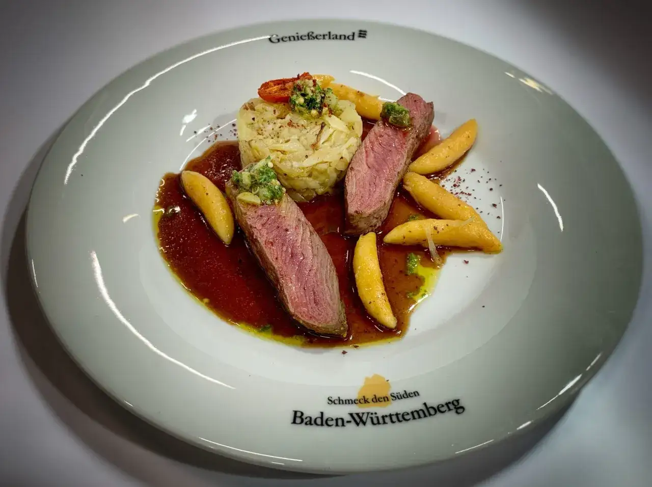 Zartes Lammfleisch mit Kartoffelr&ouml;sti, Sp&auml;tzle und einer kr&auml;ftigen Sauce zu Lamm. Ein Genuss aus Baden-W&uuml;rttemberg.