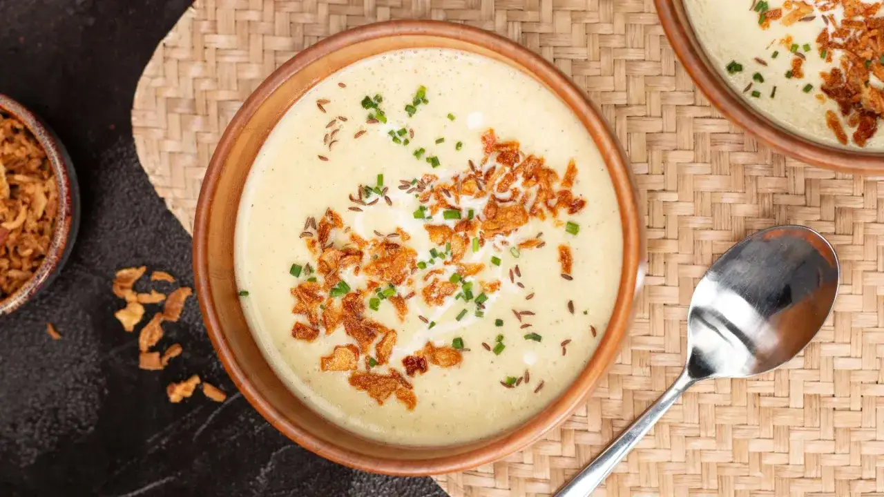 Cremige Zwiebelsuppe mit knusprigen R&ouml;stzwiebeln und Schnittlauch. Perfekt f&uuml;r schnelle Rezepte mit Zwiebeln, die immer gelingen.