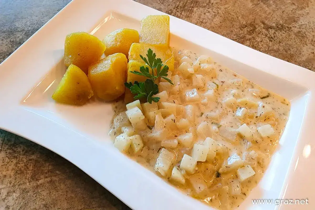 Kohlrabi-Gem&uuml;se in cremiger So&szlig;e mit Petersilie und Salzkartoffeln. Ein leckeres Gericht, das zeigt, wie vielseitig Kohlrabi ist.